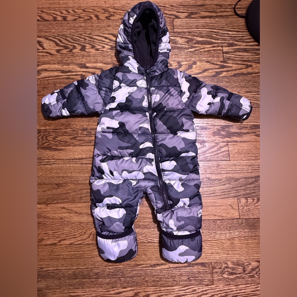 Michael Kors winter snowsuit for baby in gray and white camouflage print 0-6Mths